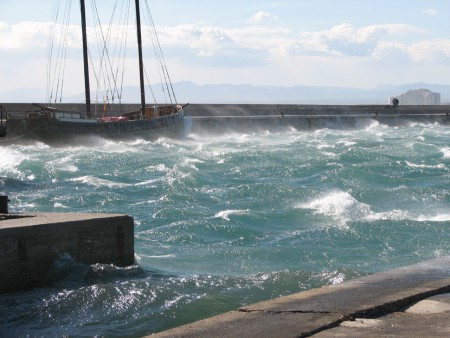 Quan la tramontana bufa fort, ni a port estàs segur!